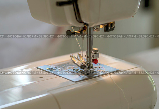 Close-up details of a sewing machine, a carriage and a sewing needle. Стоковое фото, фотограф Игорь Кляхин / Фотобанк Лори