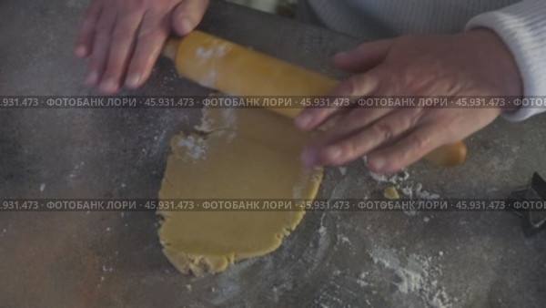 Close-up, elderly pensioner's hands making gingerbread cookies. Стоковое видео, видеограф Терехова Марина / Фотобанк Лори