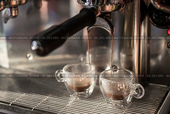 close up espresso pouring into cups. Стоковое фото, агентство Ingram Publishing / Фотобанк Лори