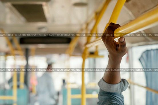 close up hand holding bus bar. Стоковое фото, агентство Ingram Publishing / Фотобанк Лори