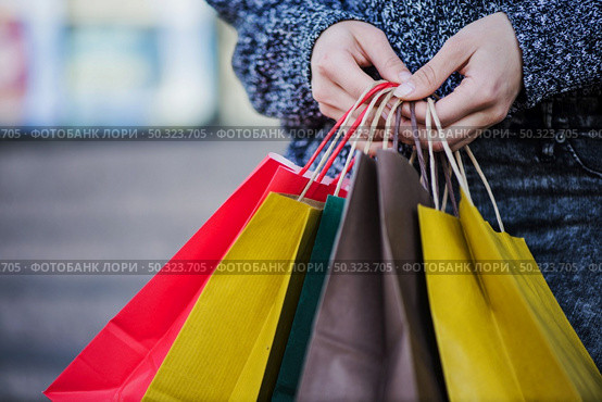 close up hands shopper with bags. Стоковое фото, агентство Ingram Publishing / Фотобанк Лори