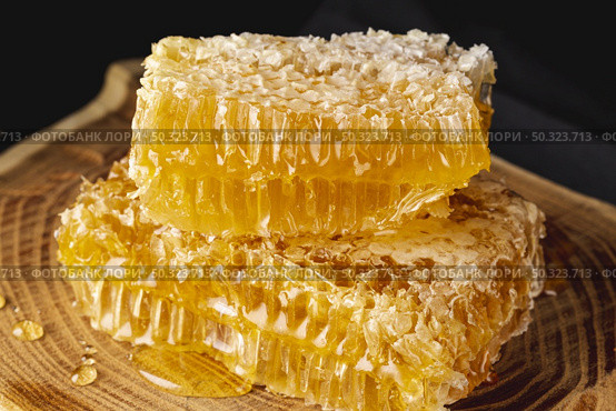 close up honeycombs wooden platter. Стоковое фото, агентство Ingram Publishing / Фотобанк Лори