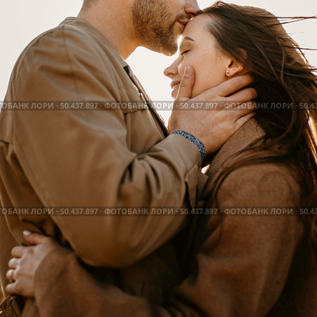 close up man kissing woman forehead. Стоковое фото, агентство Ingram Publishing / Фотобанк Лори
