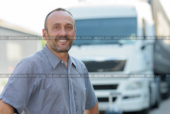close up of a lorry truck driver smiling. Стоковое фото, агентство Ingram Publishing / Фотобанк Лори