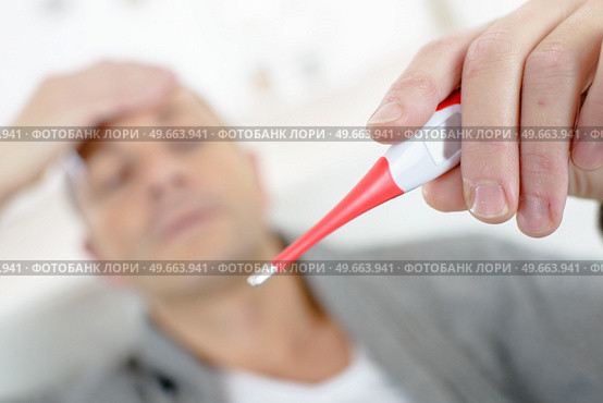 close-up of a sick man holding thermometer. Стоковое фото, агентство Ingram Publishing / Фотобанк Лори