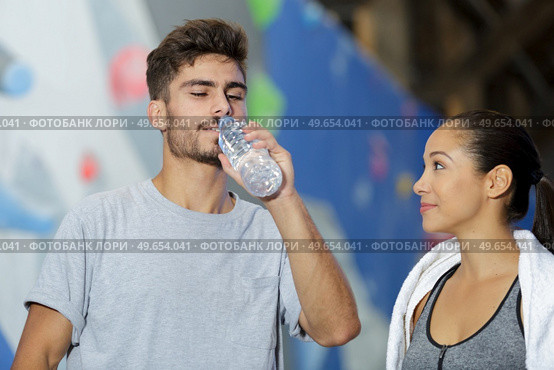 close up of a wall climber drinking water. Стоковое фото, агентство Ingram Publishing / Фотобанк Лори