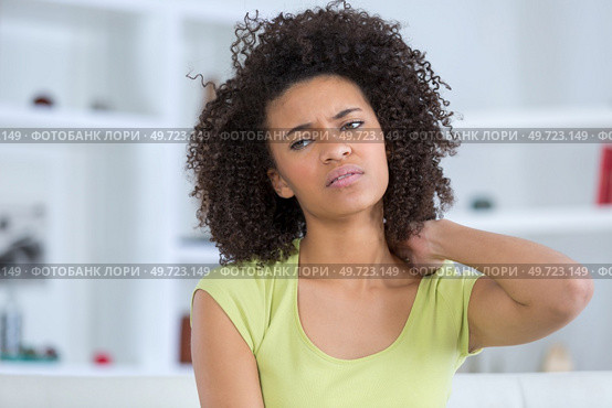close-up of a woman rubbing her neck. Стоковое фото, агентство Ingram Publishing / Фотобанк Лори
