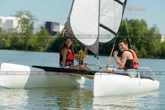close up of couple on catamaran sailboat. Стоковое фото, агентство Ingram Publishing / Фотобанк Лори