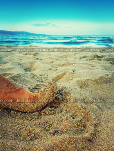 Close up of human toe on a sand beach. Summer leisure, sea holiday. Стоковое фото, агентство Ingram Publishing / Фотобанк Лори