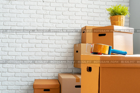 Close up of moving carton boxes in an empty room. Стоковое фото, фотограф Сергей Толмачёв / Фотобанк Лори