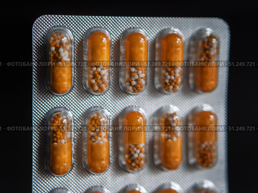 Close-Up of Orange and Yellow Tablets in Blister Pack. Стоковое фото, фотограф Sergakoff / Фотобанк Лори