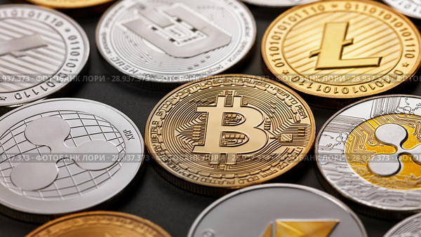 Close-up of shiny gold and silver coins on a dark background. Business and technology concept. Top view. Стоковое фото, фотограф Ярослав Данильченко / Фотобанк Лори