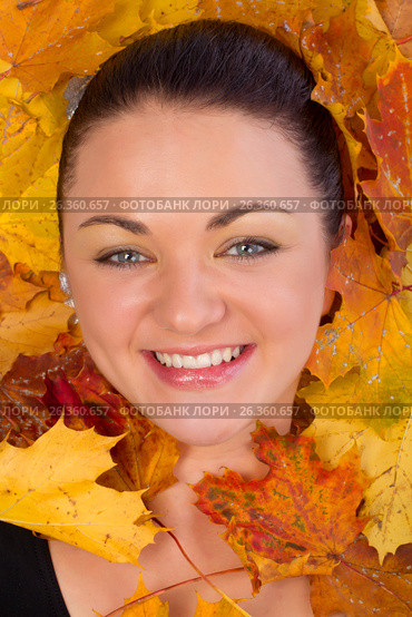 Close up of woman face in autumn leaves. Стоковое фото, фотограф Tatjana Romanova / Фотобанк Лори