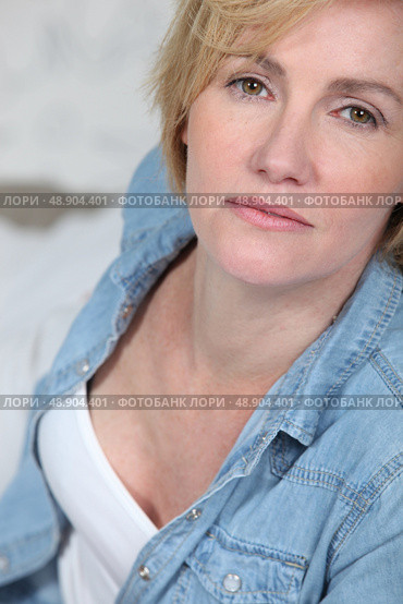 Close up of woman in denim shirt. Стоковое фото, агентство Ingram Publishing / Фотобанк Лори