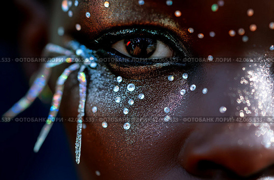 Close-Up of Womans Glittered Face Portrait. Стоковое AI-изображение, AI-художник Данил Руденко / Фотобанк Лори