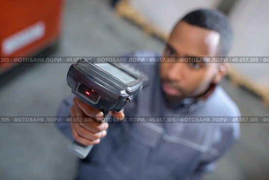 close up of worker scanning barcode. Стоковое фото, агентство Ingram Publishing / Фотобанк Лори