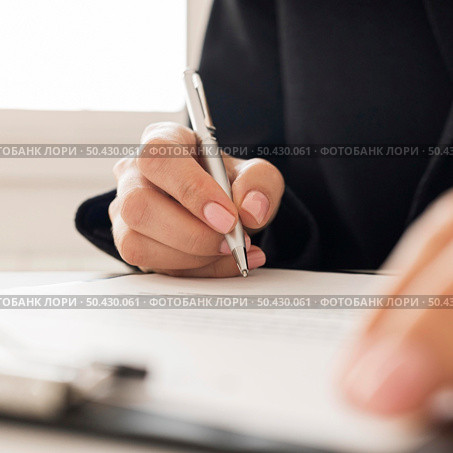 close up person signing certificate. Стоковое фото, агентство Ingram Publishing / Фотобанк Лори