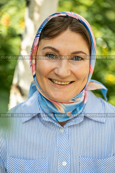 Close up portrait of a middle-aged woman in a headscarf. Стоковое фото, фотограф Андрей Аркуша / Фотобанк Лори
