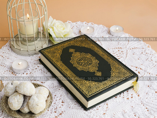 close up quran table with pastries. Редакционное фото, агентство Ingram Publishing / Фотобанк Лори