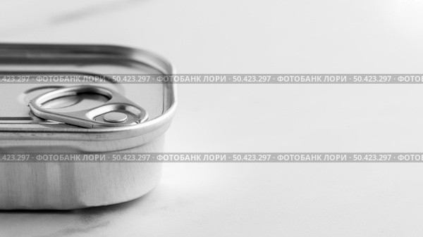 close up silver tin can with copy space. Стоковое фото, агентство Ingram Publishing / Фотобанк Лори
