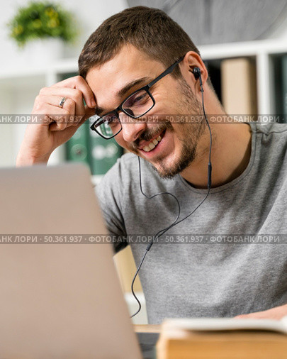 close up smiley guy with glasses headphones. Стоковое фото, агентство Ingram Publishing / Фотобанк Лори