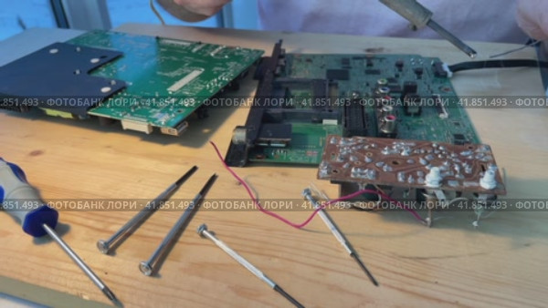 Close up Soldering a micro chip processor with iron tool on a green circuit boad. Electroncs service technology and macro computer concept background. Стоковое видео, видеограф Ирина Старикова / Фотобанк Лори