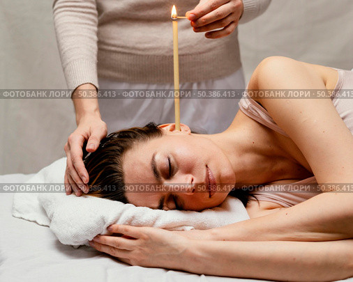 close up therapist using candle. Стоковое фото, агентство Ingram Publishing / Фотобанк Лори