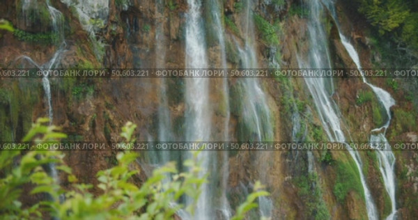 Close-up view of powerful cascading waterfalls flowing down rocky cliffs in Plitvice Lakes National Park Croatia. Стоковое видео, видеограф Ольга Сухарева / Фотобанк Лори