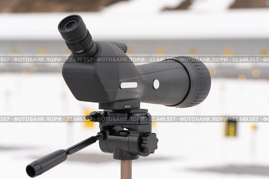 Close-up view of professional sports monocle Leupold looking at shooting range of biathlon stadium. Regional Junior biathlon competitions East of Cup (2019 год). Редакционное фото, фотограф А. А. Пирагис / Фотобанк Лори