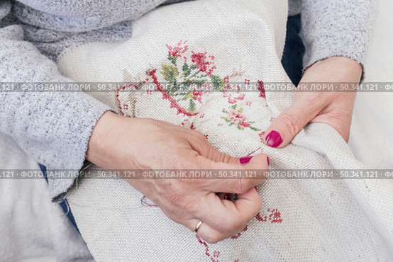 close up woman s hand working piece embroidery. Стоковое фото, агентство Ingram Publishing / Фотобанк Лори