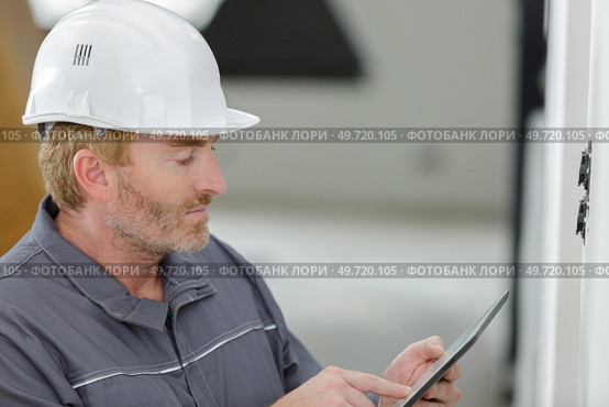close-up worker inspector holding clipboard. Стоковое фото, агентство Ingram Publishing / Фотобанк Лори