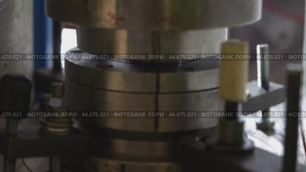 Closeup of a Hydraulic Press Operating on a Metal coin. Стоковое видео, видеограф Гурьянов Андрей / Фотобанк Лори