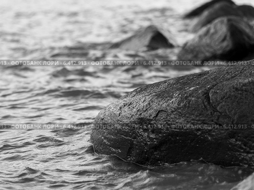 Closeup of a rocks in Lake Winnipeg, Riverton, Hecla Grindstone Provincial Park, Manitoba, Canada. Стоковое фото, агентство Ingram Publishing / Фотобанк Лори