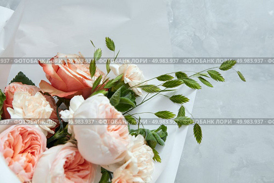 Closeup of bouquet of roses for giving as gift or present. Bouquet of roses represented over white background. Woman’s Day concept.. Roses on white background. Стоковое фото, агентство Ingram Publishing / Фотобанк Лори