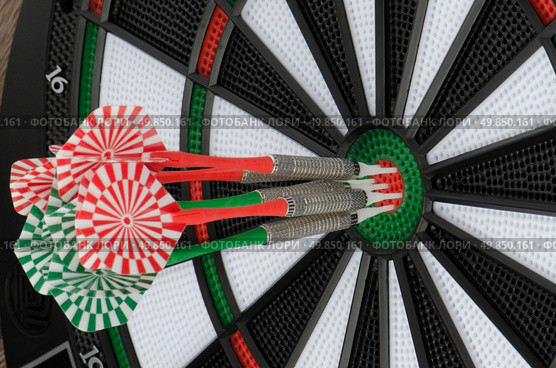 Closeup of dart board with darts. Стоковое фото, агентство Ingram Publishing / Фотобанк Лори