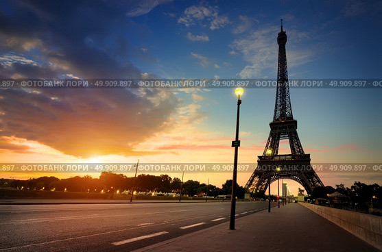 Cloudy sunrise in Paris over Eiffel Tower, France. Стоковое фото, агентство Ingram Publishing / Фотобанк Лори