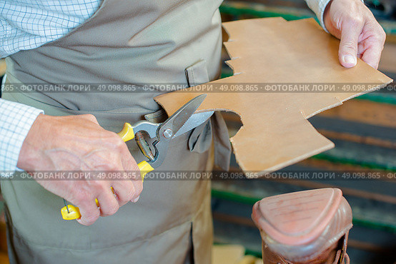 Cobbler cutting out new sole for shoe. Стоковое фото, агентство Ingram Publishing / Фотобанк Лори