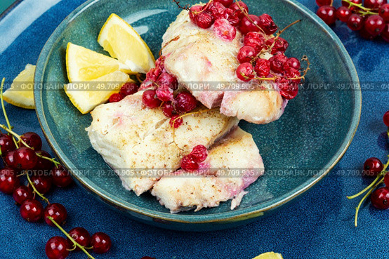 Cod fillet without skin baked with red currants. Atlantic cod fish. fried cod fillet with berries, seafood. Стоковое фото, агентство Ingram Publishing / Фотобанк Лори
