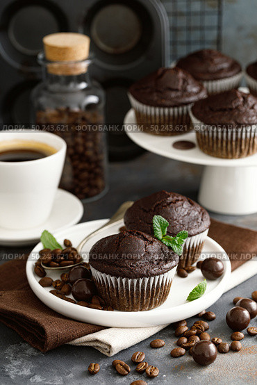 Coffee chocolate muffins for breakfast. Стоковое фото, агентство Ingram Publishing / Фотобанк Лори