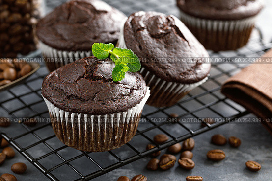 Coffee chocolate muffins for breakfast. Стоковое фото, агентство Ingram Publishing / Фотобанк Лори
