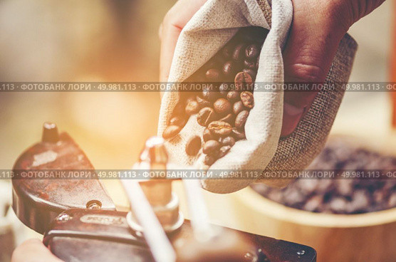 coffee dripping process, vintage filter image. Стоковое фото, агентство Ingram Publishing / Фотобанк Лори