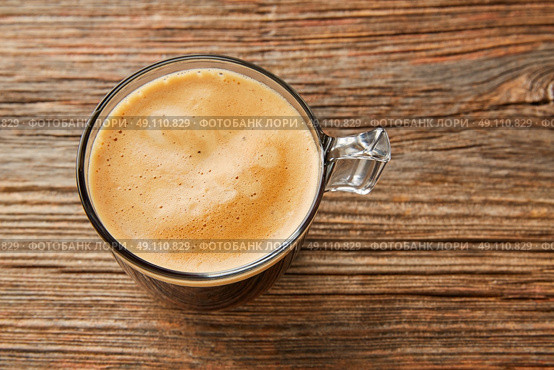 Coffee glass cup with cream on wooden table. Стоковое фото, агентство Ingram Publishing / Фотобанк Лори