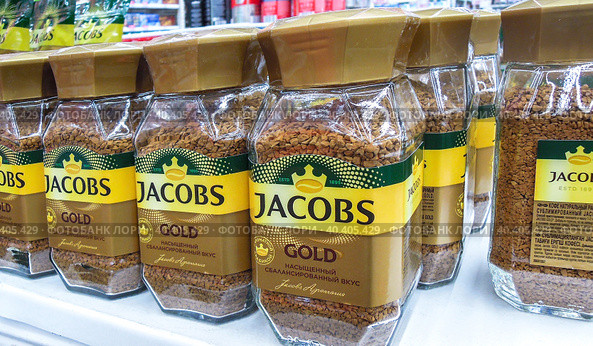 Coffee Jacobs Monarch on the shelf at the grocery store (2020 год). Редакционное фото, фотограф FotograFF / Фотобанк Лори