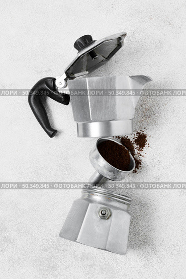 coffee maker grinder with coffee powder. Стоковое фото, агентство Ingram Publishing / Фотобанк Лори