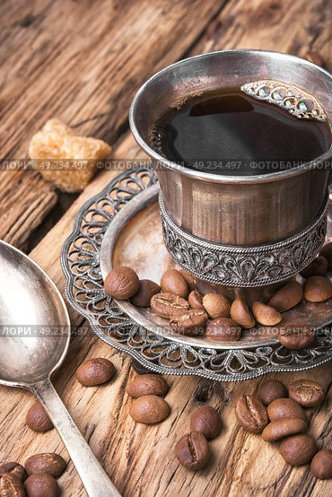 Coffee mug in the oriental style. Vintage cup of coffee on saucer in oriental style. Стоковое фото, агентство Ingram Publishing / Фотобанк Лори