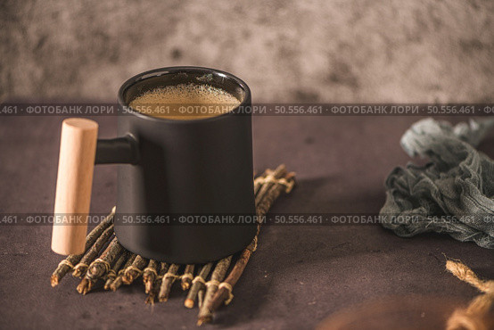 Coffee mug on a dark slate, stone or concrete background. Стоковое фото, агентство Ingram Publishing / Фотобанк Лори