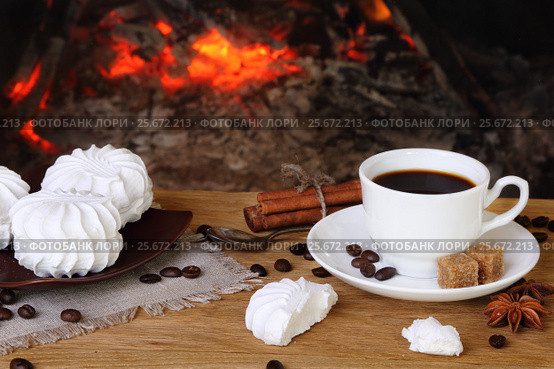 Coffee with spices and marshmallows on a background of a burning fireplace. Стоковое фото, фотограф Феликс Хромых / Фотобанк Лори
