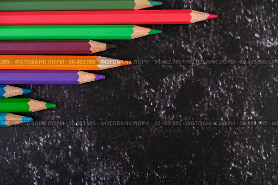 colorful crayon pencils with triangle shape on white background with copy space. Top view. Стоковое фото, агентство Ingram Publishing / Фотобанк Лори