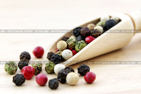 Colorful Peppers Mix in wooden scoop. Стоковое фото, фотограф Gábor Páll / PantherMedia / Фотобанк Лори