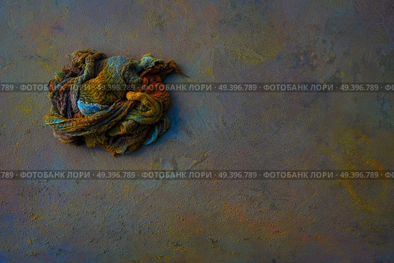 Colorful rag on oxide painted background. Стоковое фото, агентство Ingram Publishing / Фотобанк Лори